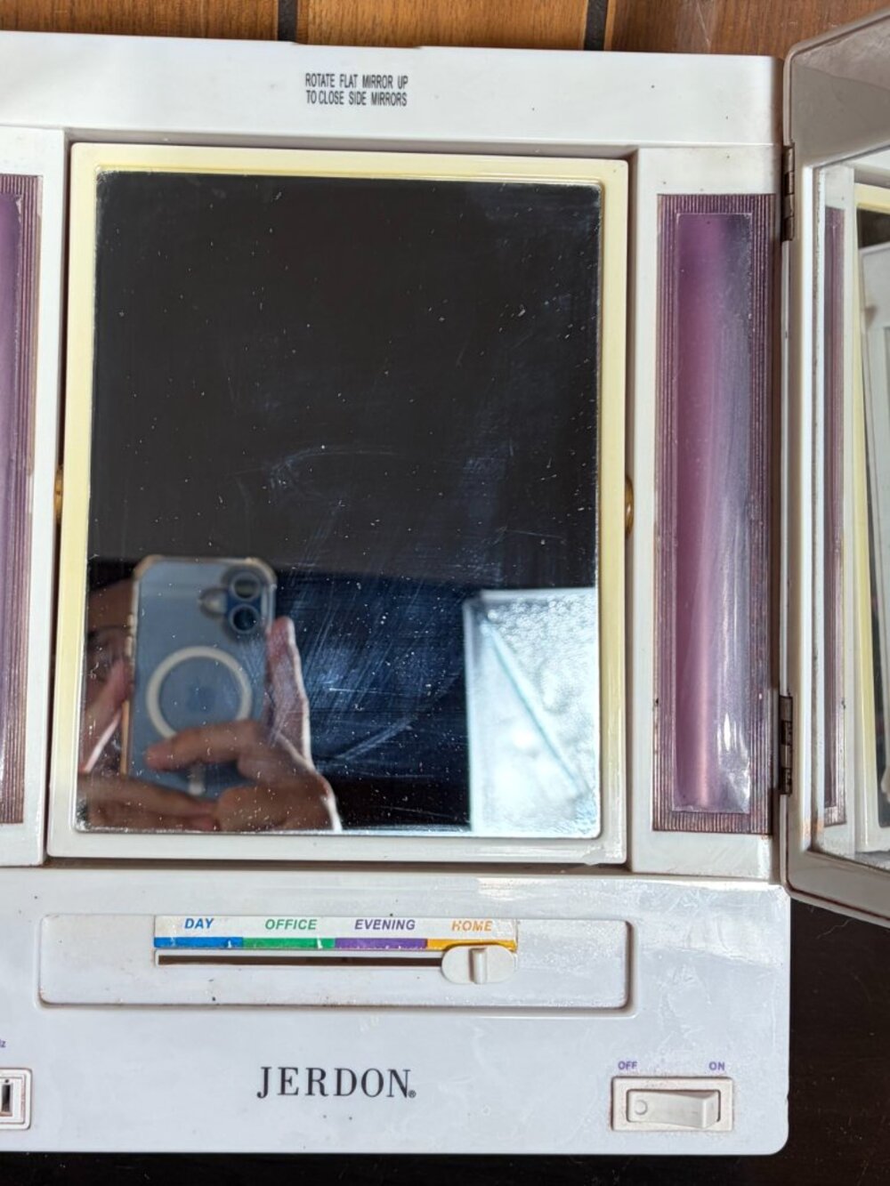 Jerdon JGL9W Portable Mirror Tri-Fold Tabletop Built in Lights 4 Settings - USED